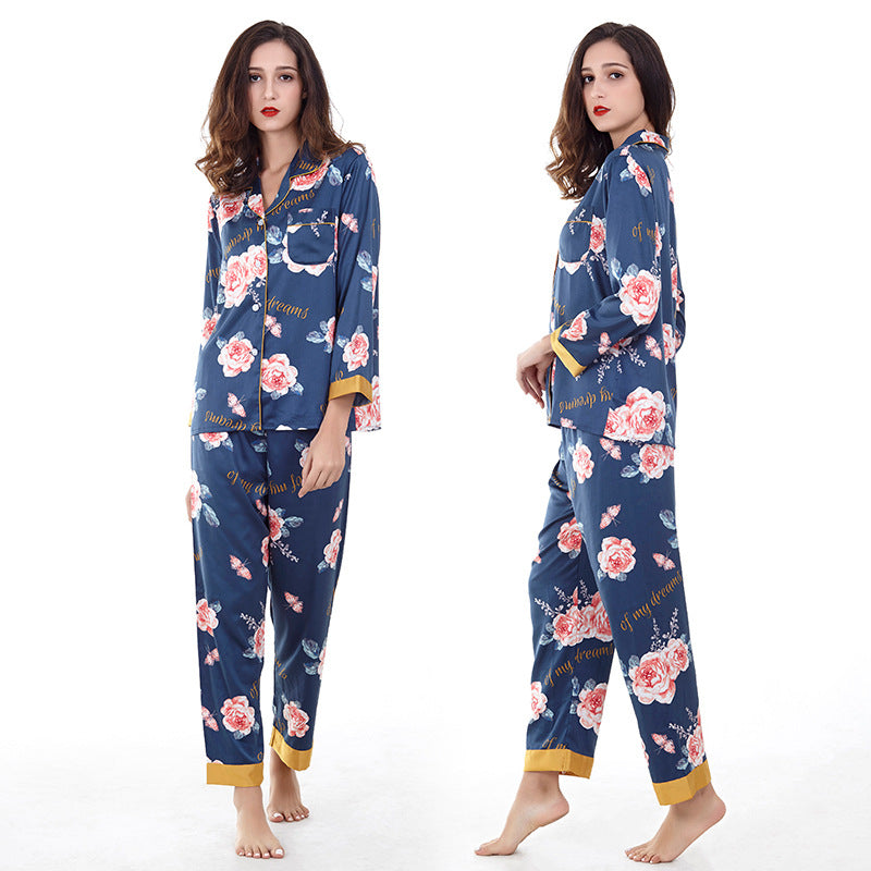 A set of silk long-sleeved pajamas