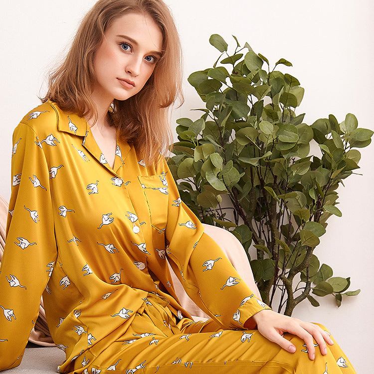 A set of silk long-sleeved pajamas