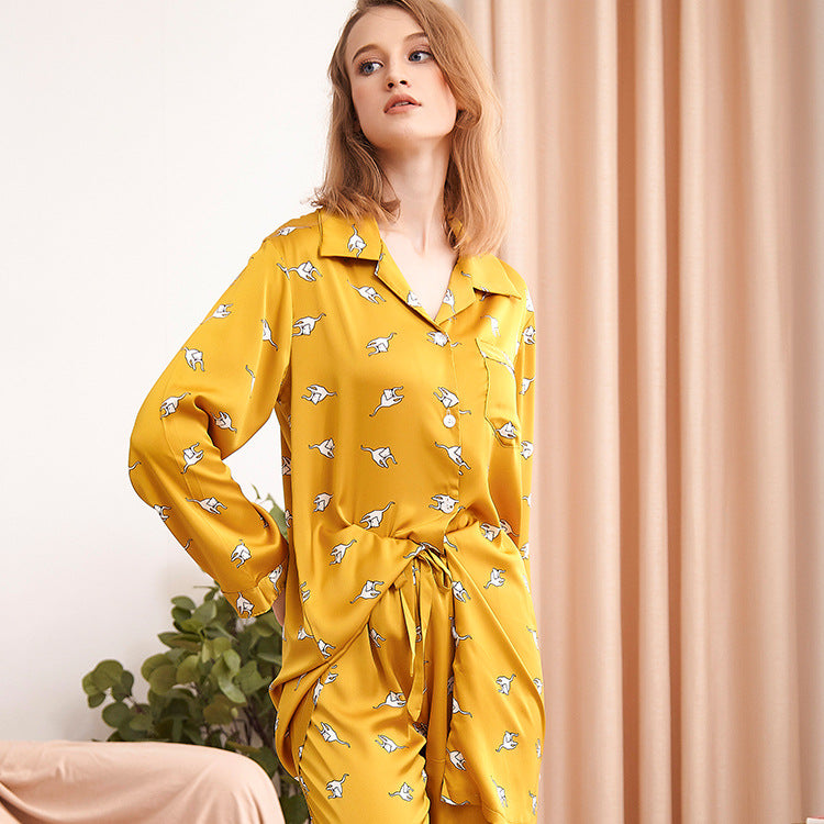 A set of silk long-sleeved pajamas