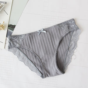 One lace-up inner briefs from cotton lace